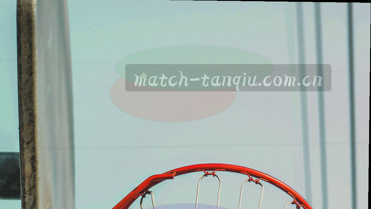 赛后球场草坪与球门网特写，低饱和暗调处理，无人像