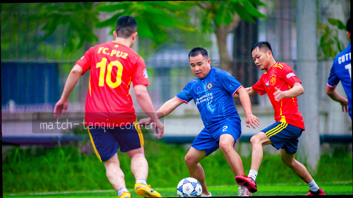 视频播放器风格的球场远景截图，画面下方带比分条数据叠层，暗调处理